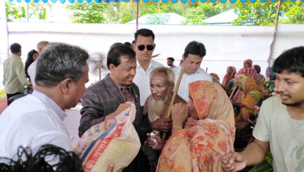 সারিয়াকান্দিতে বিভিন্ন উন্নয়ন প্রকল্প পরিদর্শন ও বন্যার্তদের মাঝে ত্রাণ সামগ্রী বিতরণ সারিয়াকান্দিতে বিভিন্ন উন্নয়ন প্রকল্প পরিদর্শন ও বন্যার্তদের মাঝে ত্রাণ সামগ্রী বিতরণ