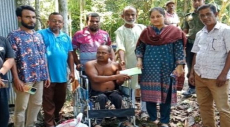সোনাতলায় আগুনে ঝলসে যাওয়া প্রতিবন্ধীর পাশে দাঁড়ালেন ইউএনও  