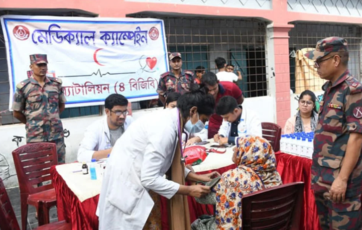 চিকিৎসাসেবা দিয়ে ফেনীতে বন্যাদুর্গতদের পাশে বিজিবি চিকিৎসাসেবা দিয়ে ফেনীতে বন্যাদুর্গতদের পাশে বিজিবি