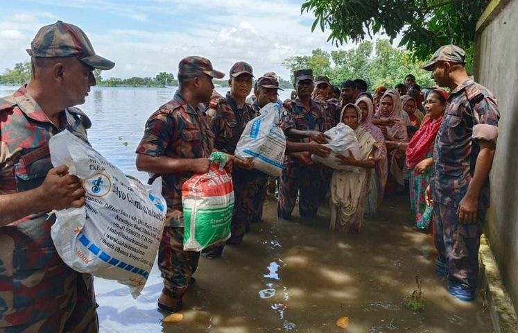 বন্যার্তদের পাশে বিজিবি: ত্রাণ দিল ২,৭৩০ জনকে, চিকিৎসা পেল ১,৮৯০ বন্যার্তদের পাশে বিজিবি: ত্রাণ দিল ২,৭৩০ জনকে, চিকিৎসা পেল ১,৮৯০