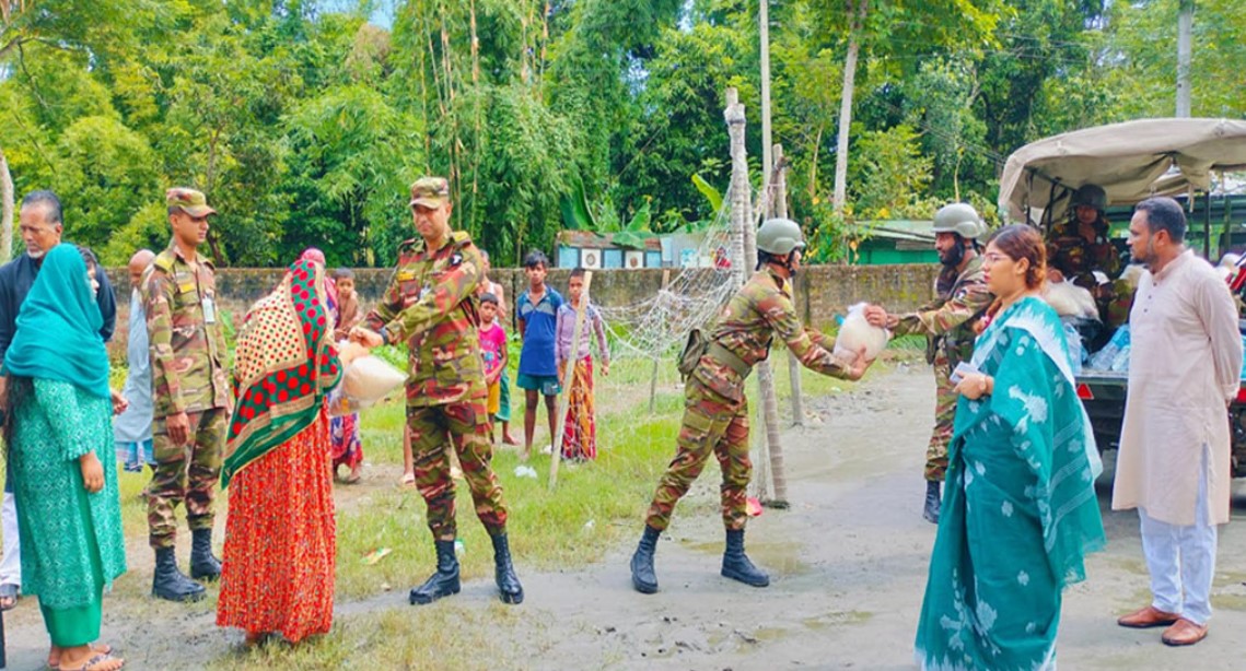 হাইমচরে বন্যা দুর্গতদের মাঝে ত্রাণ নিয়ে সেনাবাহিনী হাইমচরে বন্যা দুর্গতদের মাঝে ত্রাণ নিয়ে সেনাবাহিনী