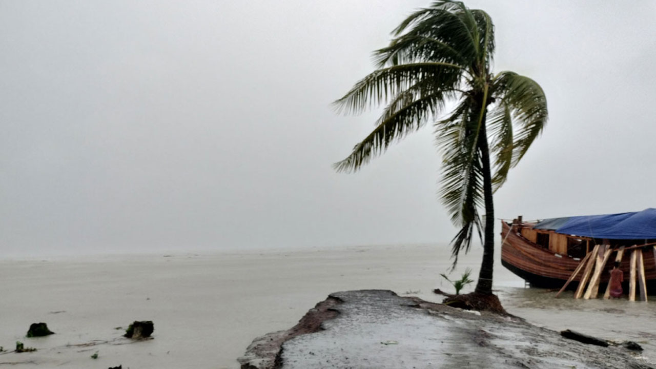১৫ অঞ্চলে ঝড়ের আভাস, নদীবন্দরে সতর্ক সংকেত