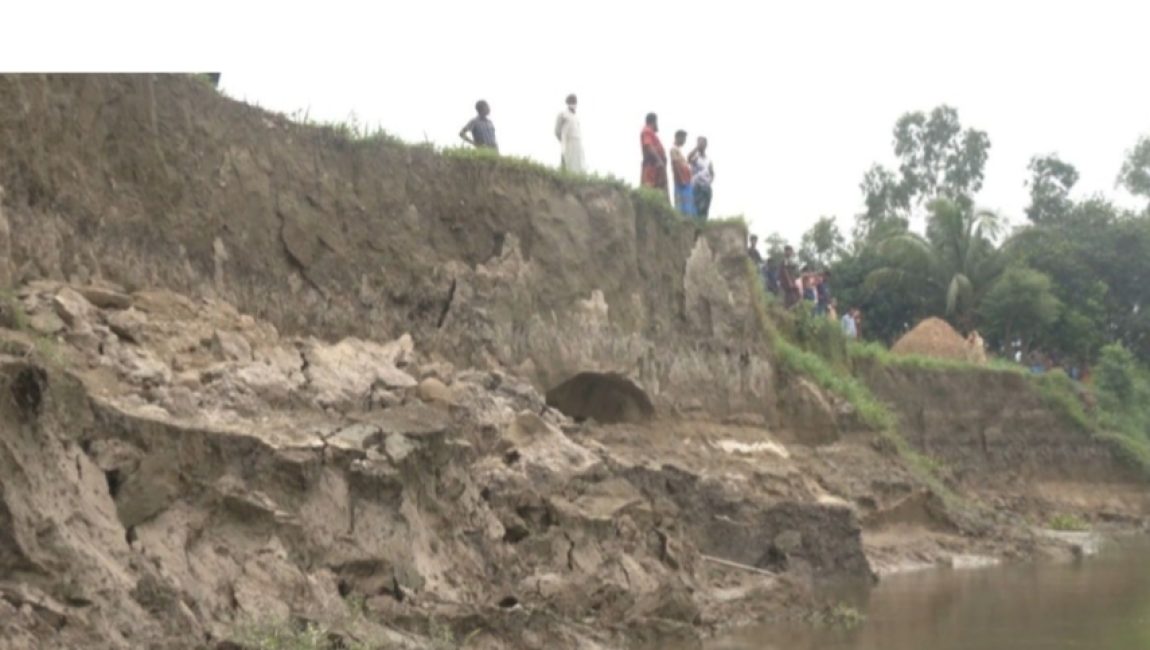 বগুড়ার শেরপুরে বাঙালি নদীর ভাঙনের কবলে ঘরবাড়ি ও ফসলী জমি