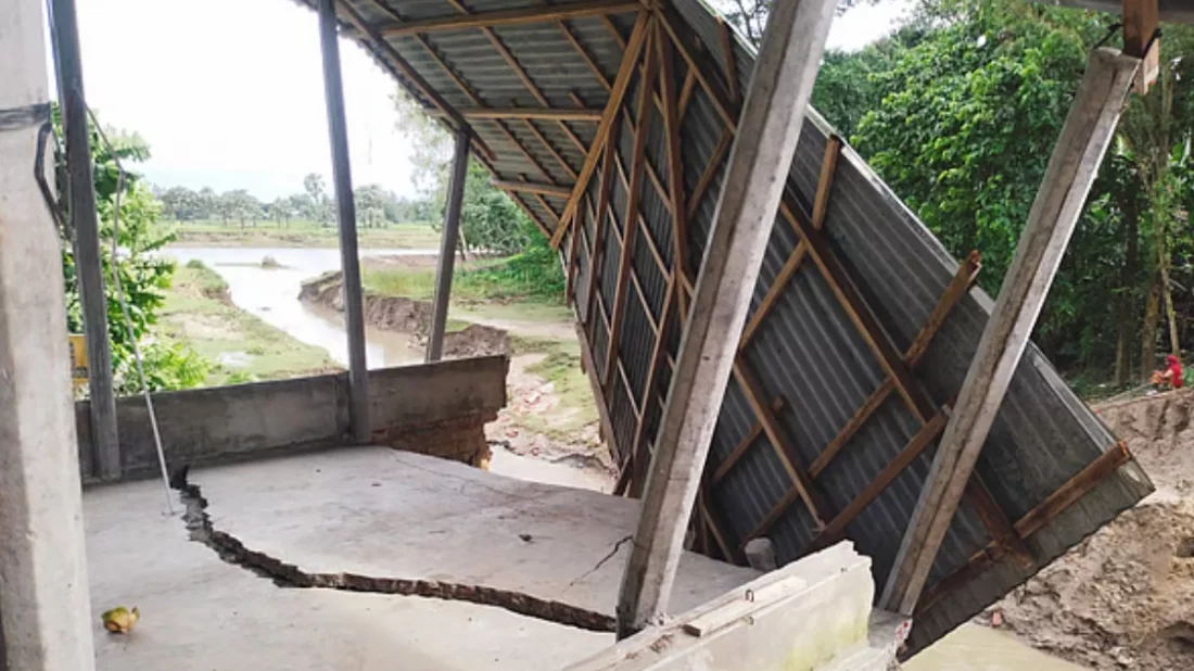 বগুড়ায় বন্যা নিয়ন্ত্রণ বাঁধে ধস, যোগাযোগ বিচ্ছিন্ন ১২ গ্রামের মানুষ
