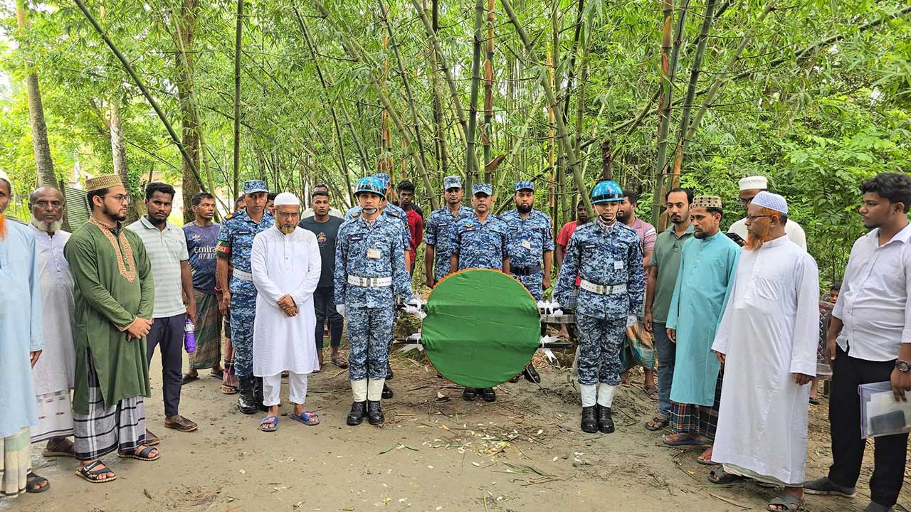 কুমিল্লায় মাহতাবের সমাধিতে বিমানবাহিনীর শ্রদ্ধা কুমিল্লায় মাহতাবের সমাধিতে বিমানবাহিনীর শ্রদ্ধা
