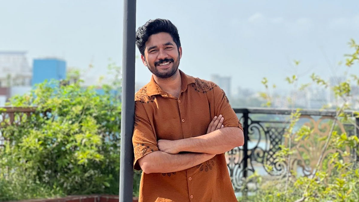 ‘ক্যাম্পাসের প্রিয় অনুজ, আমার ছবিটা বড় প্রিন্ট করে জুতা নিক্ষেপ করো’