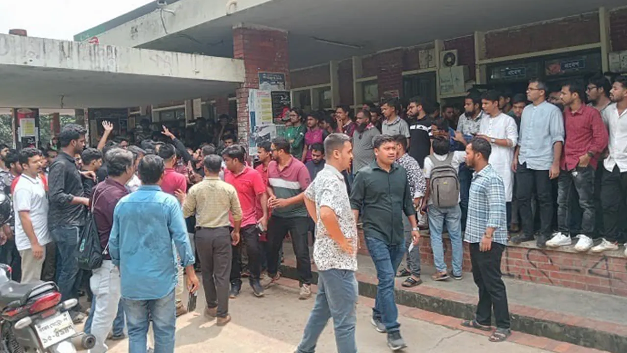 জাবিতে ছাত্রদলের নেতাদের উদ্দেশে ‘গেট আউট’ স্লোগান