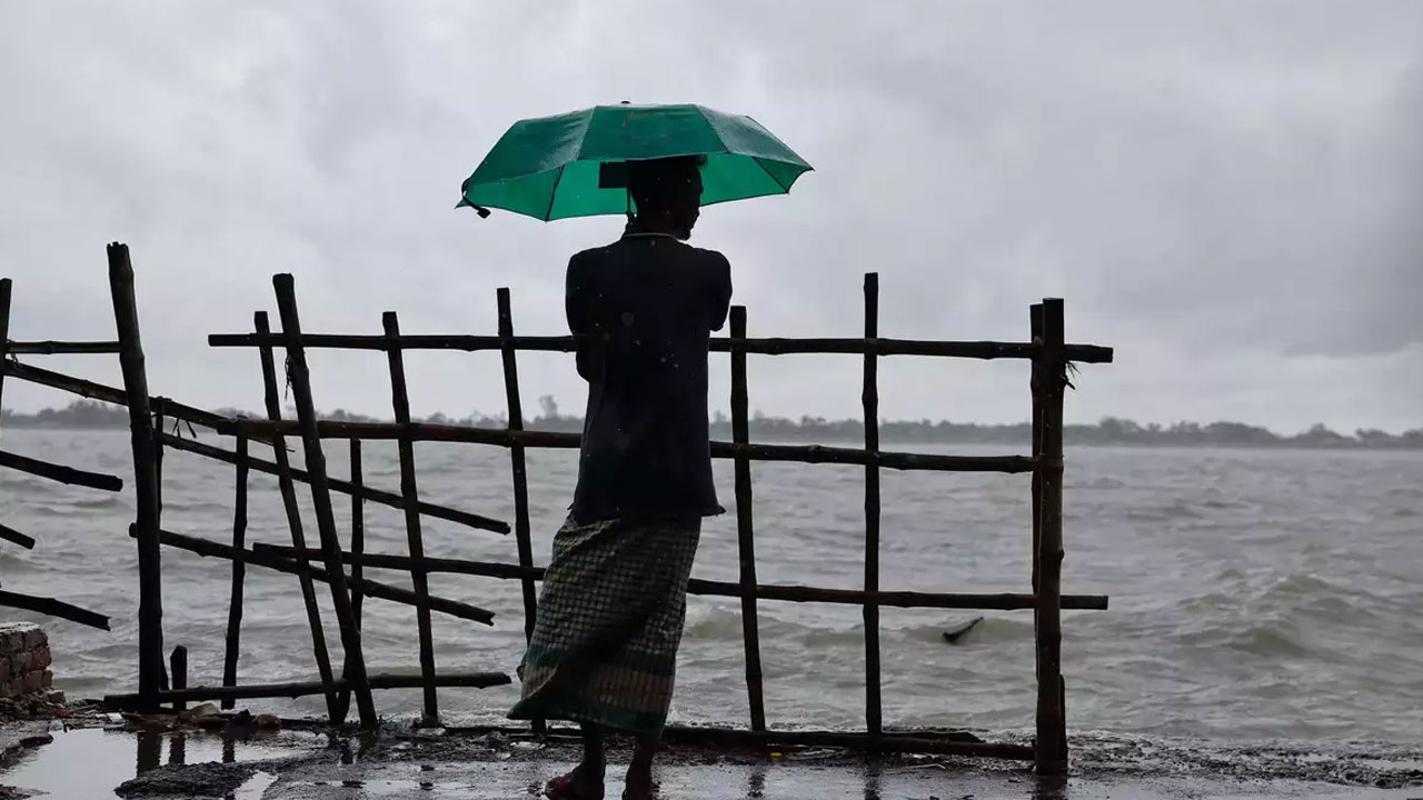 ৬০ কিমি বেগে ঝড়ের আভাস, ৭ নদীবন্দরে সতর্ক সংকেত