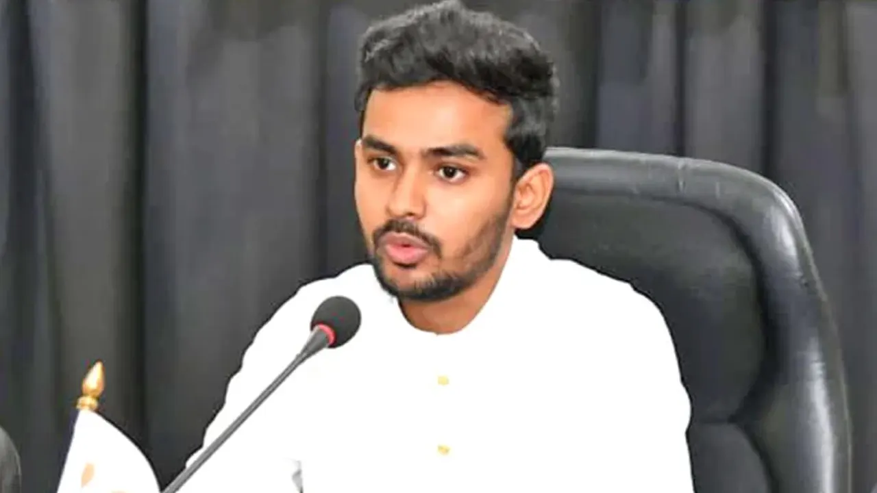 স্বাস্থ্য উপদেষ্টা কেন সিঙ্গাপুরে চিকিৎসা নেন, জানালেন আসিফ মাহমুদ