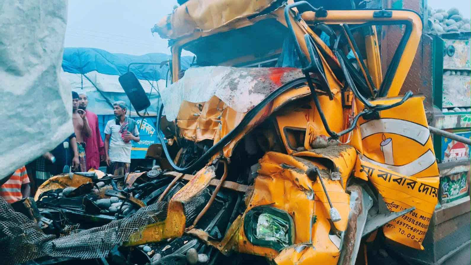 দাঁড়িয়ে থাকা ট্রাকের পেছনে ধাক্কা, চালক-হেলপার নিহত দাঁড়িয়ে থাকা ট্রাকের পেছনে ধাক্কা, চালক-হেলপার নিহত