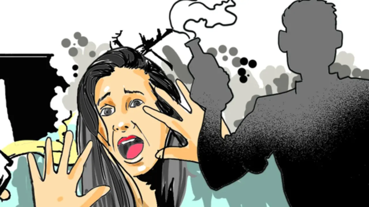 ঘুমন্ত স্বামী-স্ত্রীর শরীর অ্যাসিডে ঝলসে দিল প্রতিপক্ষ