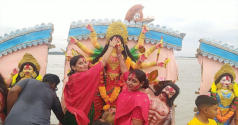প্রতিমা বিসর্জনের মধ্যে দিয়ে শেষ হল সনাতন ধর্মাবলম্বীদের শারদীয় দুর্গা উৎসব