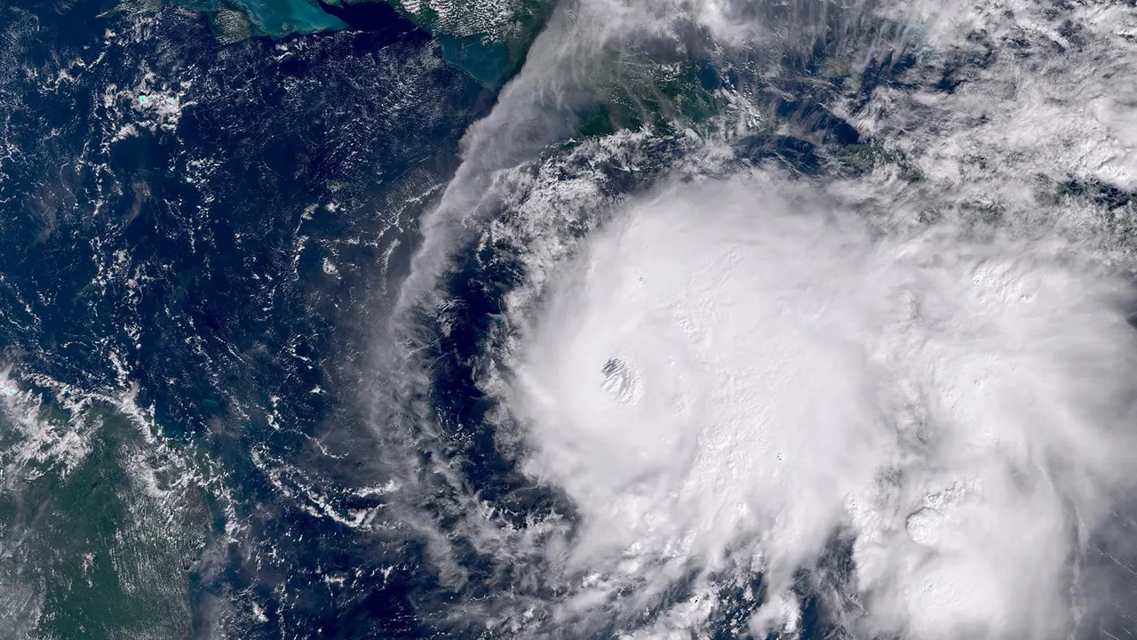 আঘাত হানতে চলেছে ঘূর্ণিঝড় মেলিসা, বাতাসের গতিবেগ ২৮২ কিমি