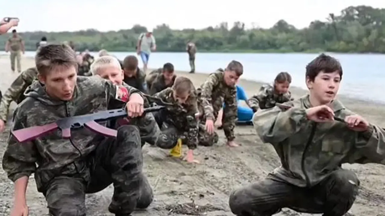 শিশুদের সামরিক প্রশিক্ষণ দিচ্ছে রাশিয়া