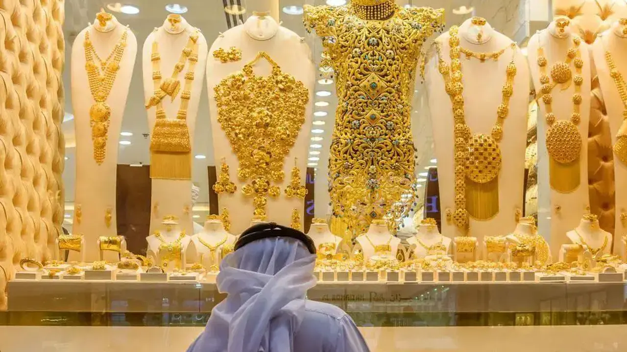 বিশ্ববাজারে লাফিয়ে কমছে স্বর্ণের দাম, জানা গেল কারণ