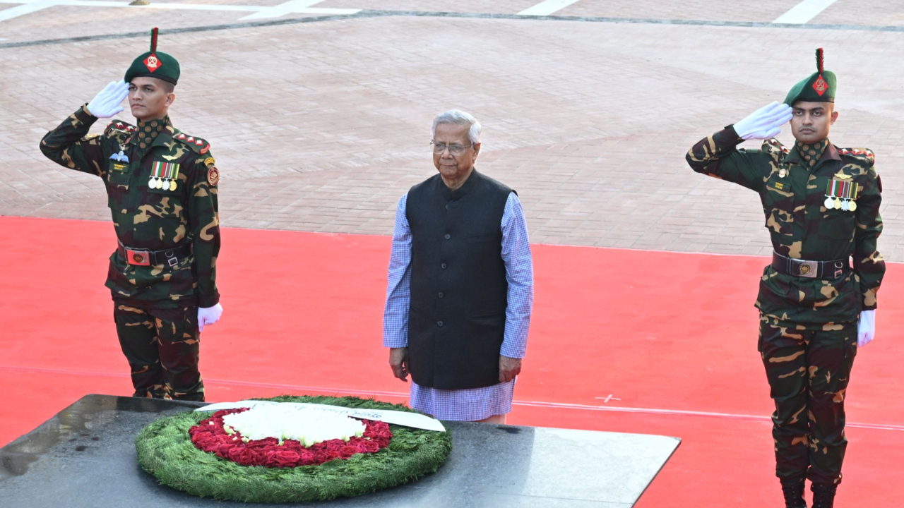 শহীদ বুদ্ধিজীবী স্মৃতিসৌধে শ্রদ্ধা জানালেন প্রধান উপদেষ্টা