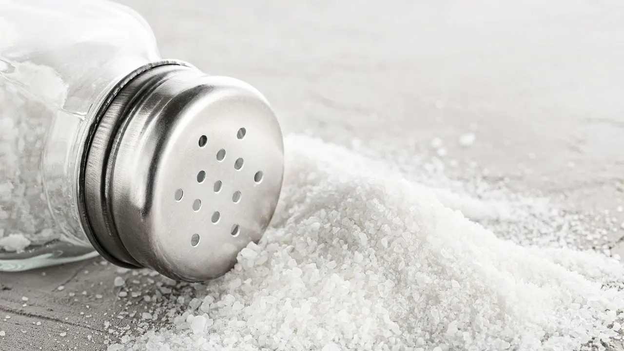 লবণ খাওয়ার বিষয়ে সতর্ক করছেন চিকিৎসক লবণ খাওয়ার বিষয়ে সতর্ক করছেন চিকিৎসক