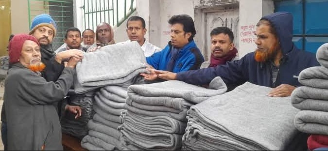 বগুড়ায় মূক বধির সংঘের উদ্যোগে শীতার্তদের মাঝে কম্বল বিতরণ