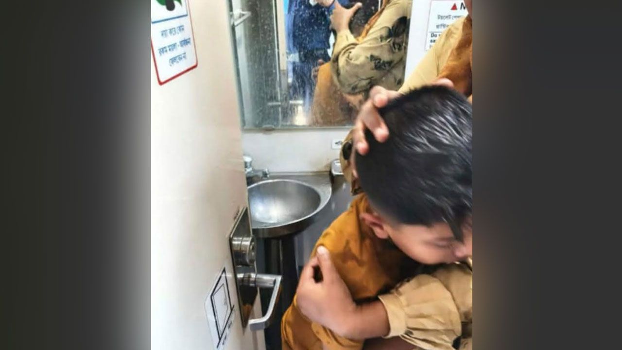 চলন্ত ট্রেন লক্ষ্য করে পাথর নিক্ষেপ, শিশু আহত