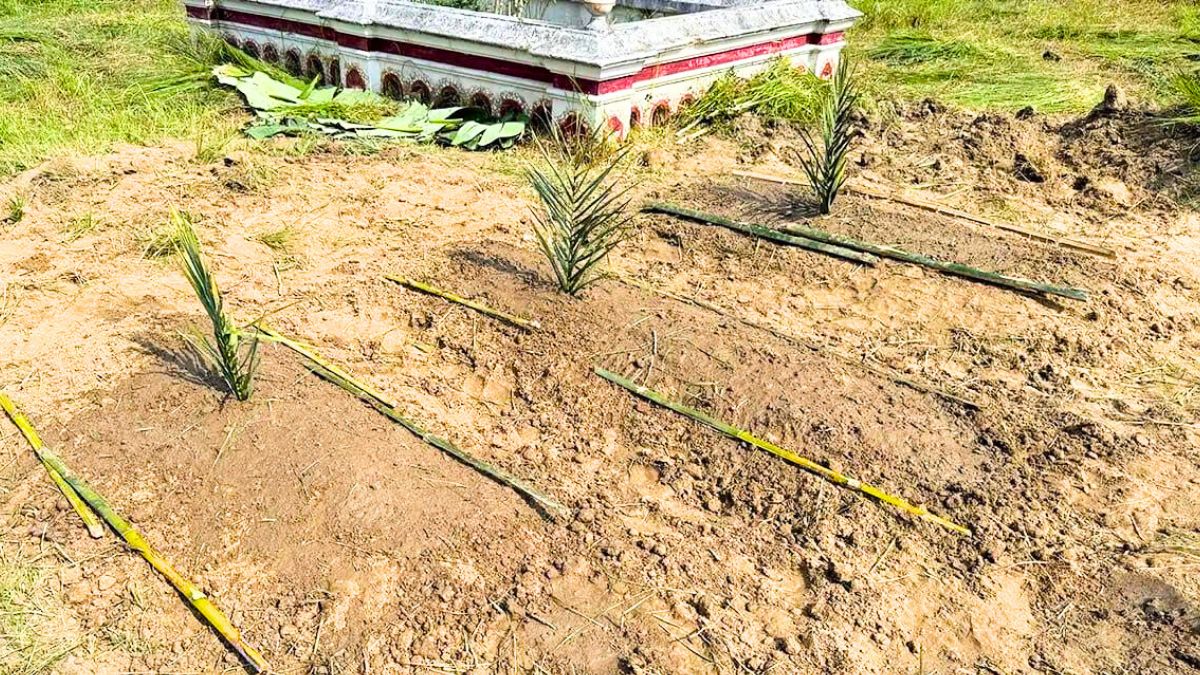 উত্তরার অগ্নিকাণ্ডে নিহত স্বামী-স্ত্রী-সন্তানকে পাশাপাশি কবরে দাফন