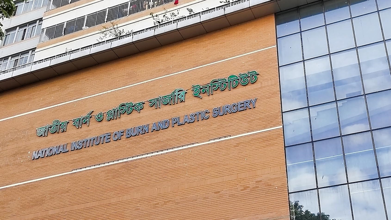 বংশালে জুতার কারখানায় আগুনে দগ্ধ যুবক জাতীয় বার্নে ভর্তি