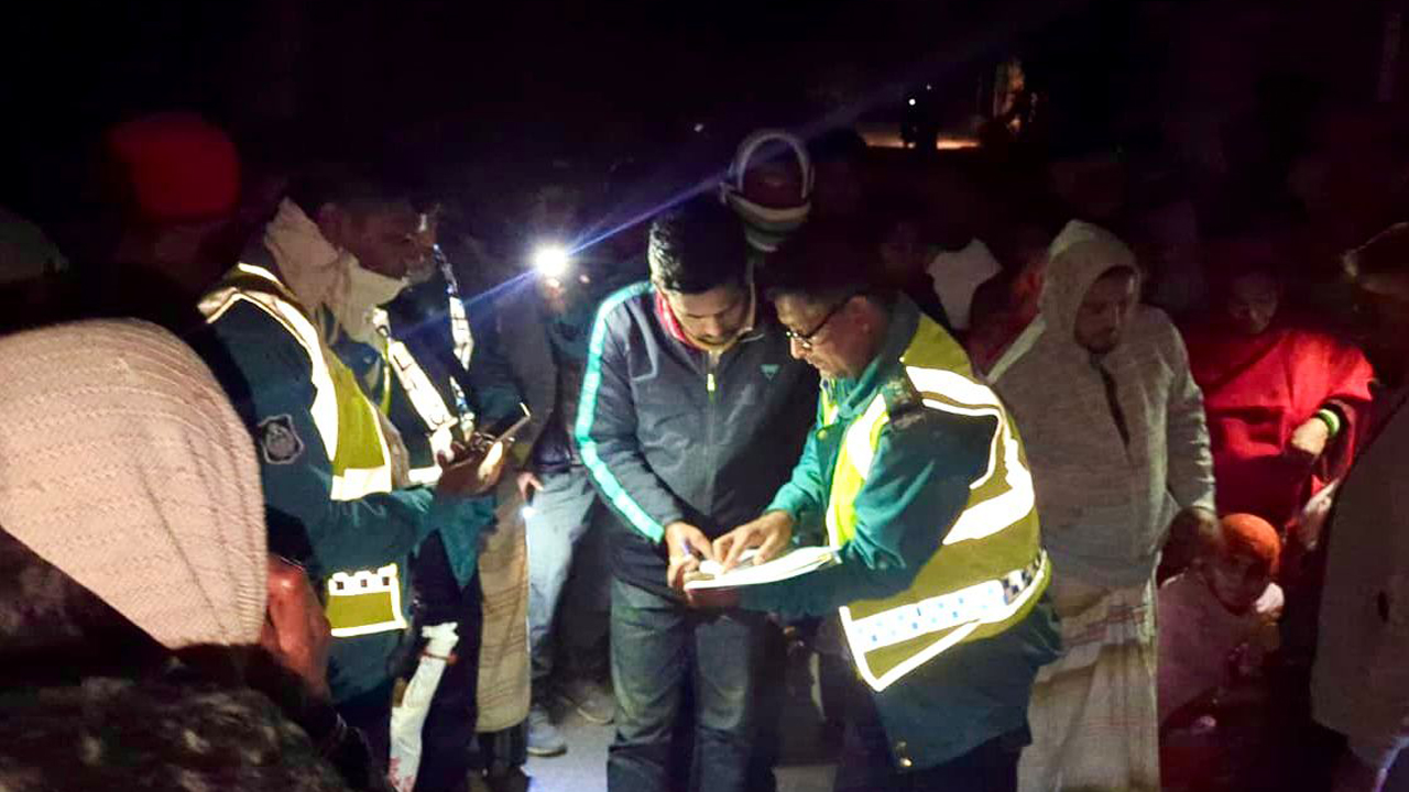 মাকে হত্যা করে হাসপাতালে নিতে অটোরিকশা ডাকতে গিয়ে ধরা ছেলে