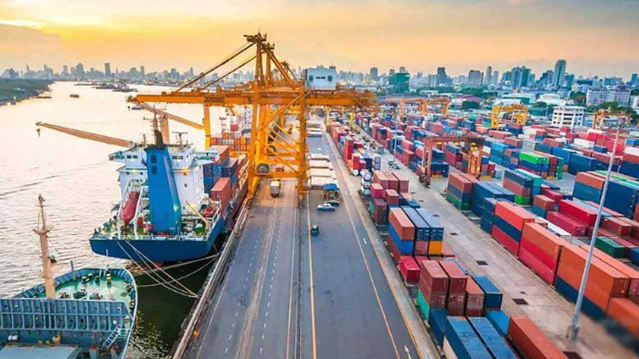 কঠোর বন্দর কর্তৃপক্ষ: শ্রমিকদের শাটডাউন ও পুলিশের নিষেধাজ্ঞা