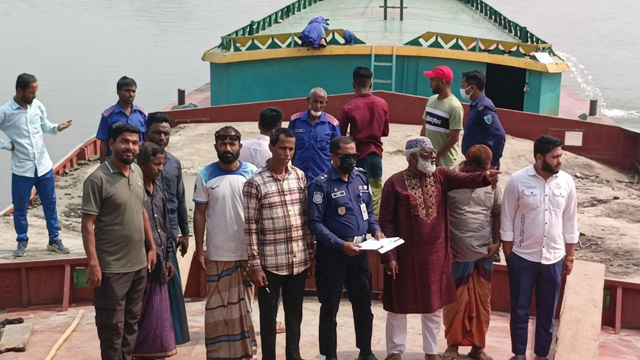 গ্রাম রক্ষায় বালুভর্তি নৌকা আটকে পুলিশে দিলেন এলাকাবাসী