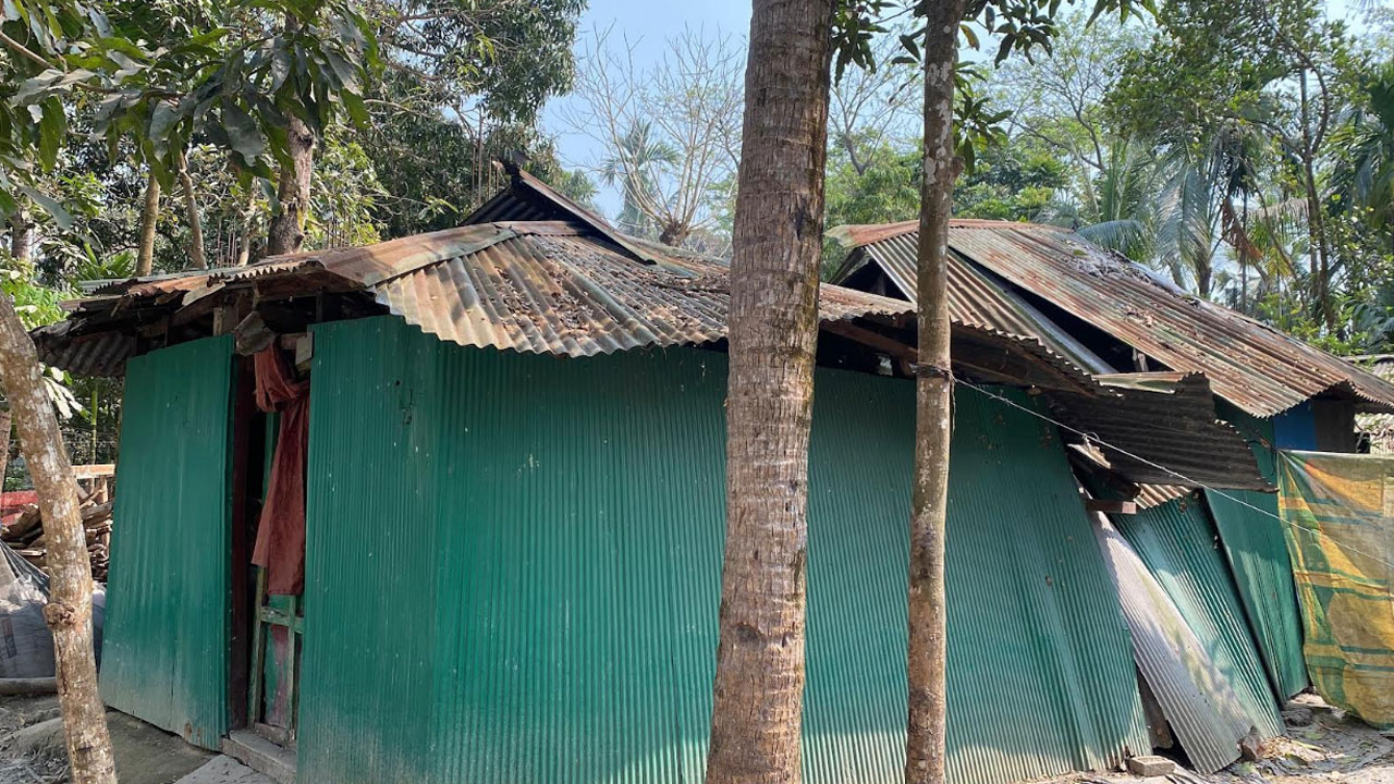 ৮ মাস ধরে ঝড়ে ভেঙে যাওয়া ঘরেই বসবাস রহিমা খাতুনের