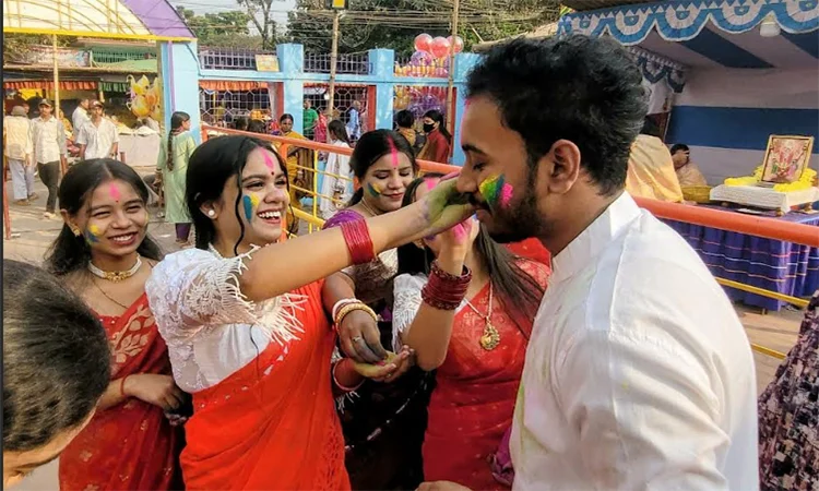 আবিরে রাঙা বগুড়ায় দোল পূর্ণিমা উদযাপন