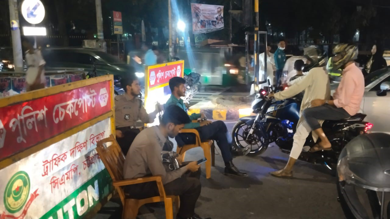 চট্টগ্রামে সড়ক বন্ধ করে পাঁচ তারকা হোটেলের মেলা, যাত্রীদের দুর্ভোগ