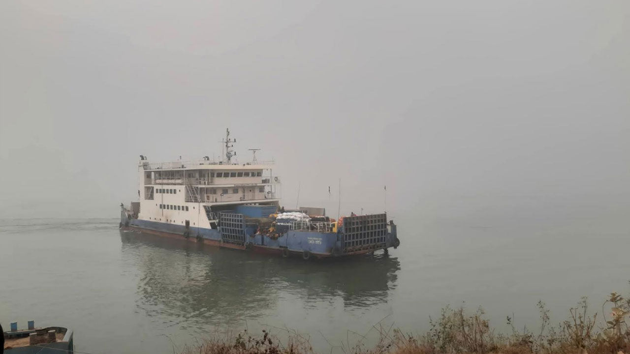 ৩ ঘণ্টা বন্ধের পর দৌলতদিয়া-পাটুরিয়ায় নৌরুটে ফেরি চলাচল স্বাভাবিক