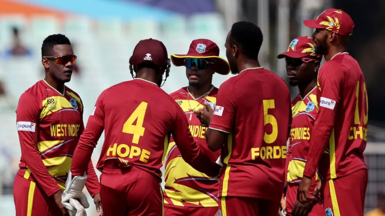 বিশেষ বিমানে নয়, সাধারণ যাত্রীদের সঙ্গে দেশে ফিরছেন মার্করাম-হোপরা