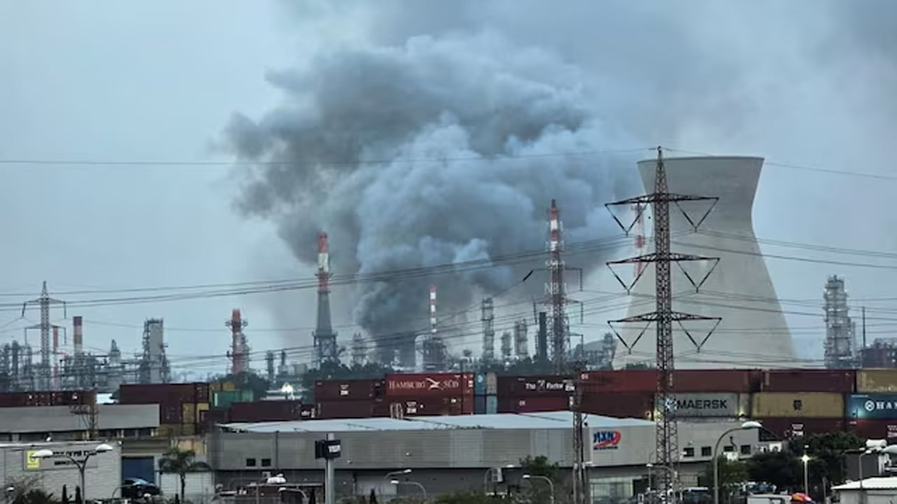 ইরানের হামলায় ইসরায়েলের তেল পরিশোধনাগারে আগুন