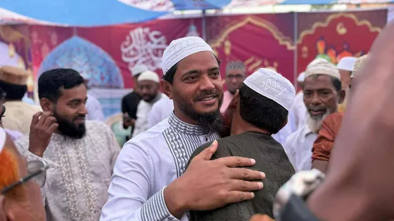 মুসল্লিদের সঙ্গে ঈদের শুভেচ্ছা বিনিময় করলেন জামায়াত নেতারা মুসল্লিদের সঙ্গে ঈদের শুভেচ্ছা বিনিময় করলেন জামায়াত নেতারা