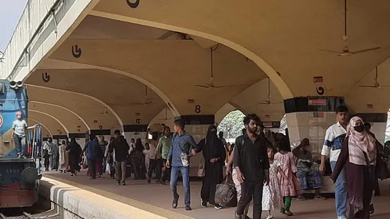 ছুটি শেষে ঢাকায় ফিরছে কর্মব্যস্ত মানুষ, দেরিতে ট্রেন ছাড়ার অভিযোগ