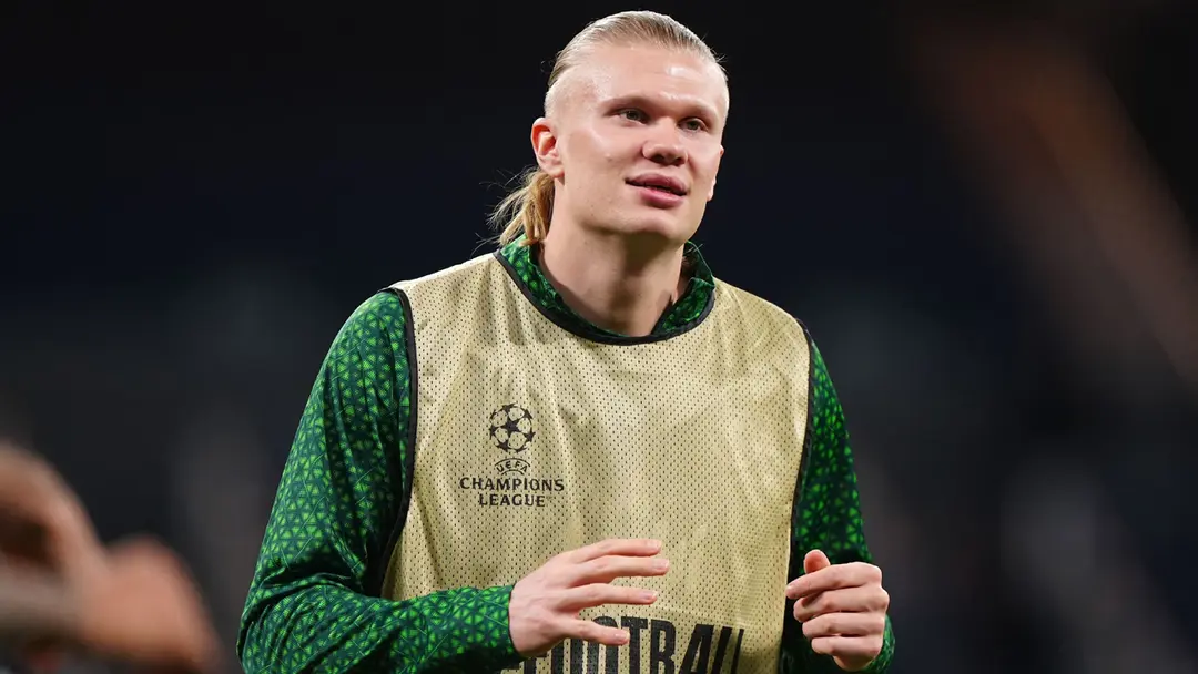 নিজ শহরে দেড় কোটি টাকার দুষ্প্রাপ্য বই উপহার হালান্ডের