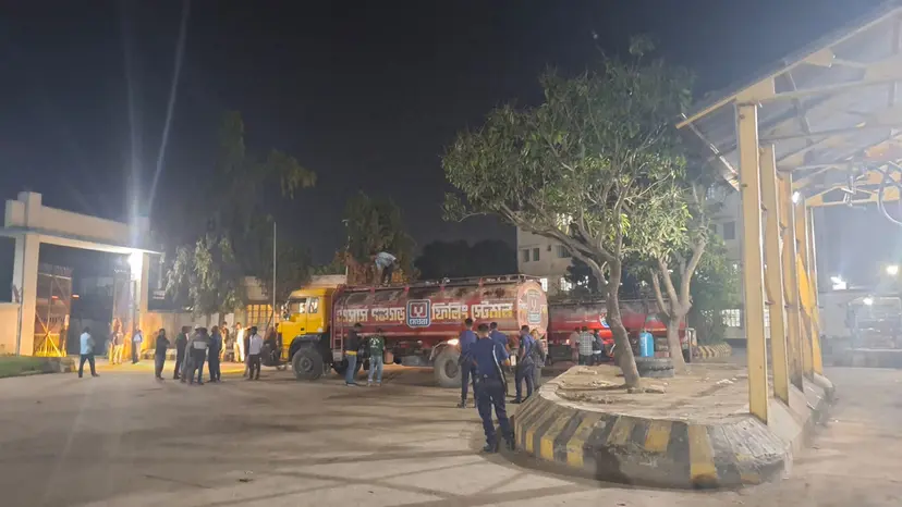 ১২ ঘণ্টা পর ডিপো থেকে রংপুরের আট জেলায় তেল সরবরাহ শুরু