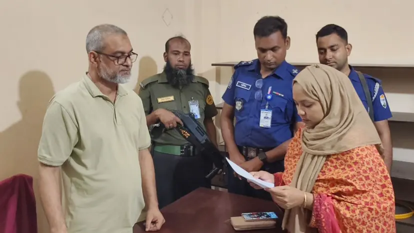 নাটোরে বেশি দামে গ্যাস সিলিন্ডার বিক্রি, পরিবেশককে জরিমানা