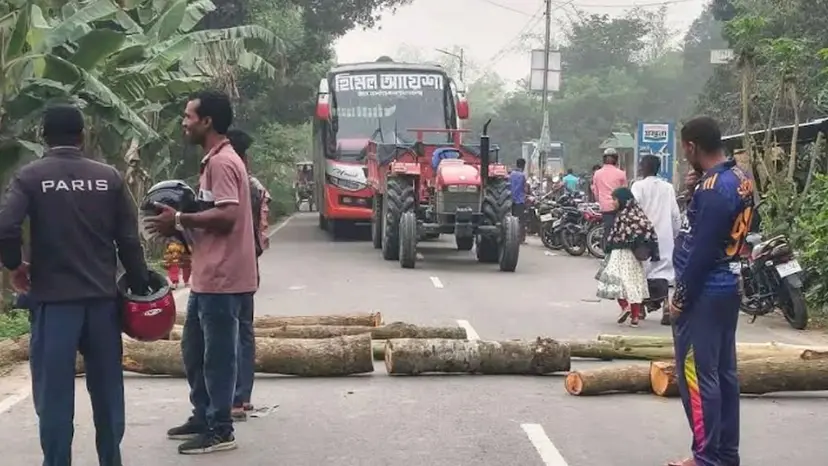 জামালপুরে তেল না পেয়ে মোটরসাইকেল চালকদের রাস্তা অবরোধ