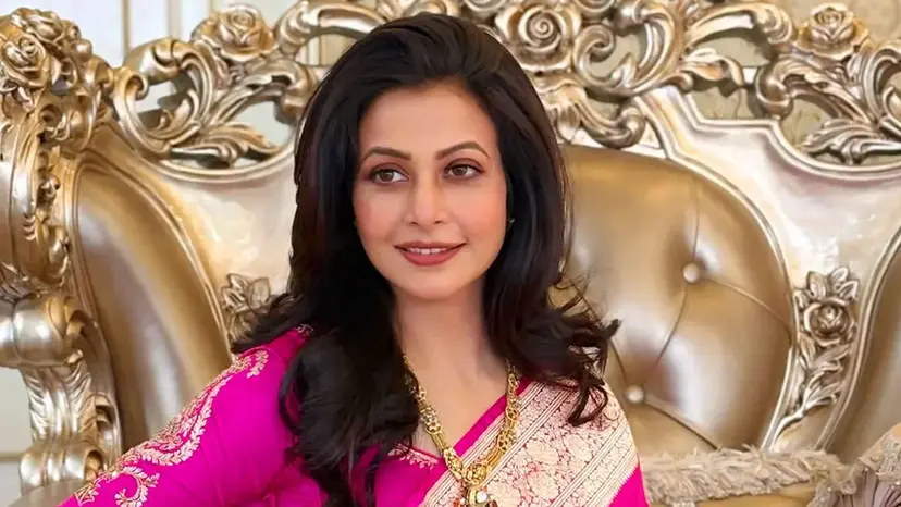 ‘রুক্মিণী মল্লিক’ নাম নিয়ে শপথ নিলেন কোয়েল