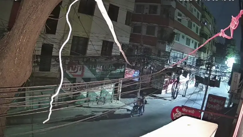 রাতে বাড়ির গেট খোলার জন্য দাঁড়িয়ে ছিলেন, তখনই ছিনতাইয়ের শিকার ফটোগ্রাফার রাতে বাড়ির গেট খোলার জন্য দাঁড়িয়ে ছিলেন, তখনই ছিনতাইয়ের শিকার ফটোগ্রাফার