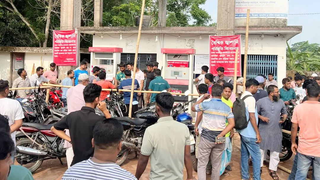 শরীয়তপুরে ড্রামে তেল বিক্রির ভিডিও করায় সাংবাদিকদের ওপর হামলা