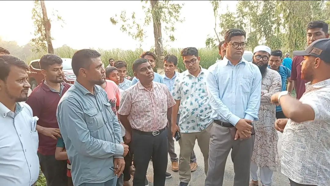 ফোনে অভিযোগ পেয়ে রাস্তার কাজে অনিয়ম ঠেকাতে ঘটনাস্থলে ডিসি