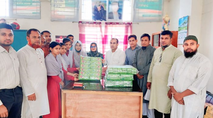 বগুড়ার শিবগঞ্জে প্রগতি কল্যাণ সংস্থার পক্ষথেকে ছাত্রীদের মাঝে স্যানিটারি ন্যাপকিন প্রদান