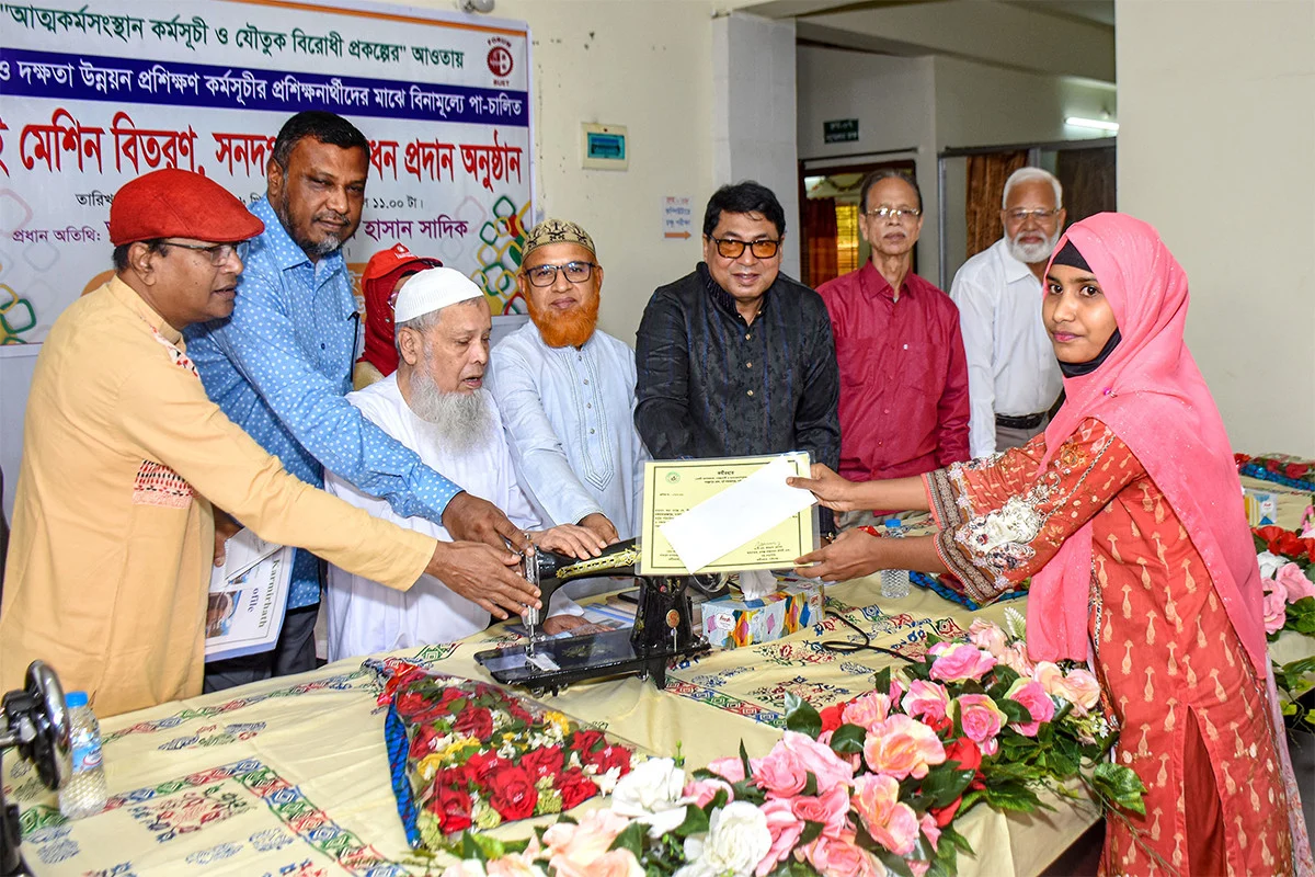 গাইবান্ধায় বিনামূল্যে সেলাই মেশিন বিতরণ