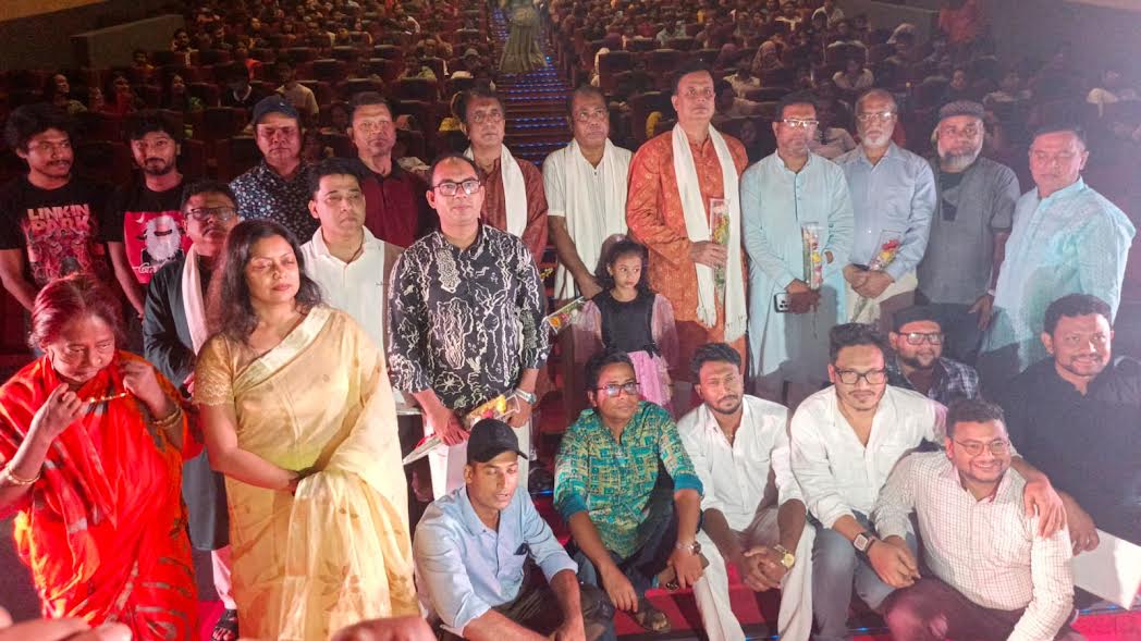 হলভর্তি দর্শকে বগুড়ায় ‘মুখোশ মুখো’র প্রদর্শনী