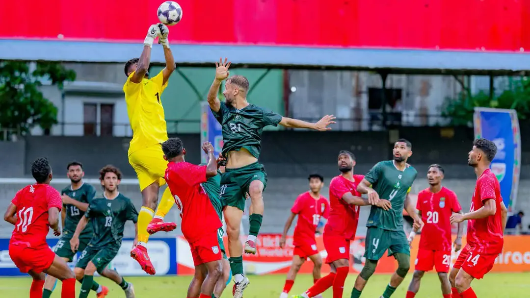 পাকিস্তানকে রুখে দিল ১০ জনের বাংলাদেশ