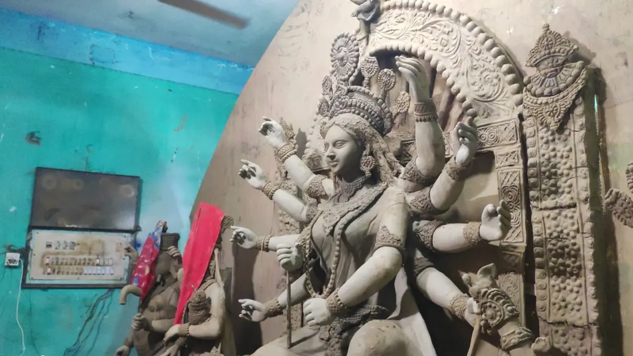 দিনাজপুরে ১৩০৬ মণ্ডপে চলছে দুর্গাপূজার প্রস্তুতি দিনাজপুরে ১৩০৬ মণ্ডপে চলছে দুর্গাপূজার প্রস্তুতি