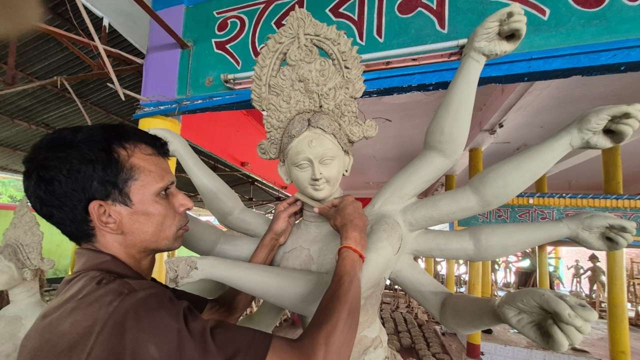 বগুড়ায় শারদীয় দুর্গোৎসবের আমেজ, প্রতিমা তৈরিতে ব্যস্ত কারিগররা